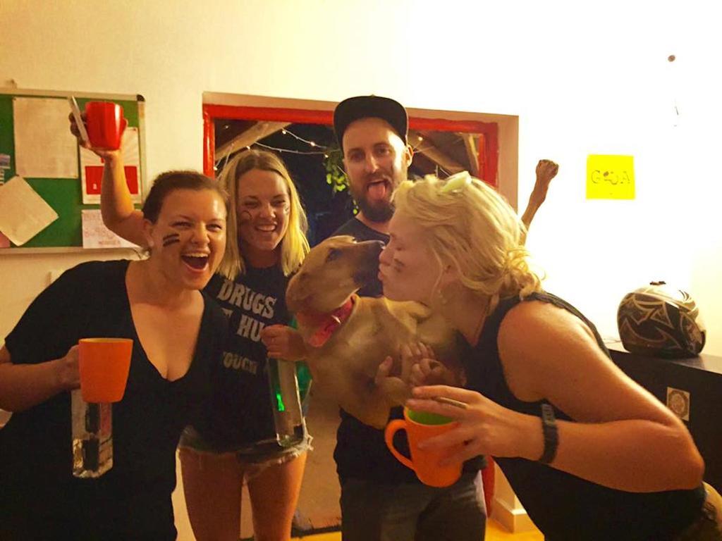 Red Door Hostel Анджуна Екстериор снимка