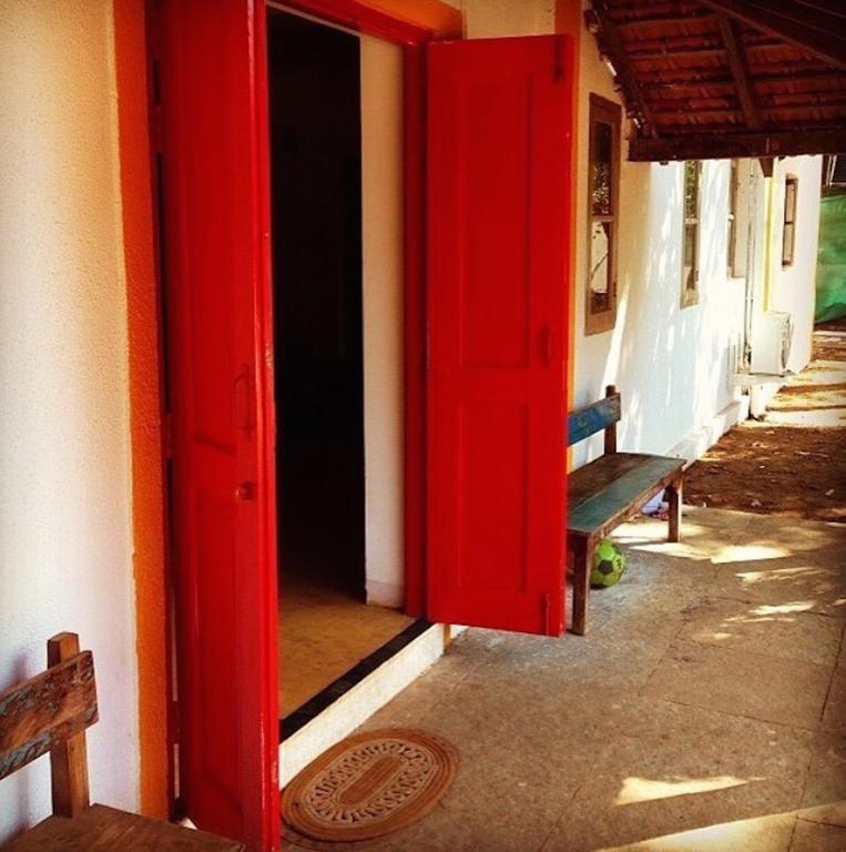 Red Door Hostel Анджуна Екстериор снимка