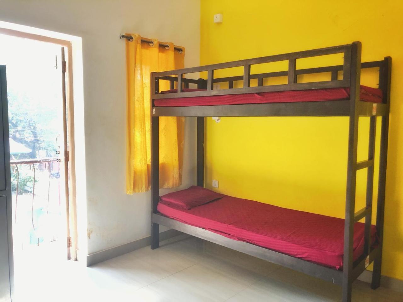 Red Door Hostel Анджуна Екстериор снимка