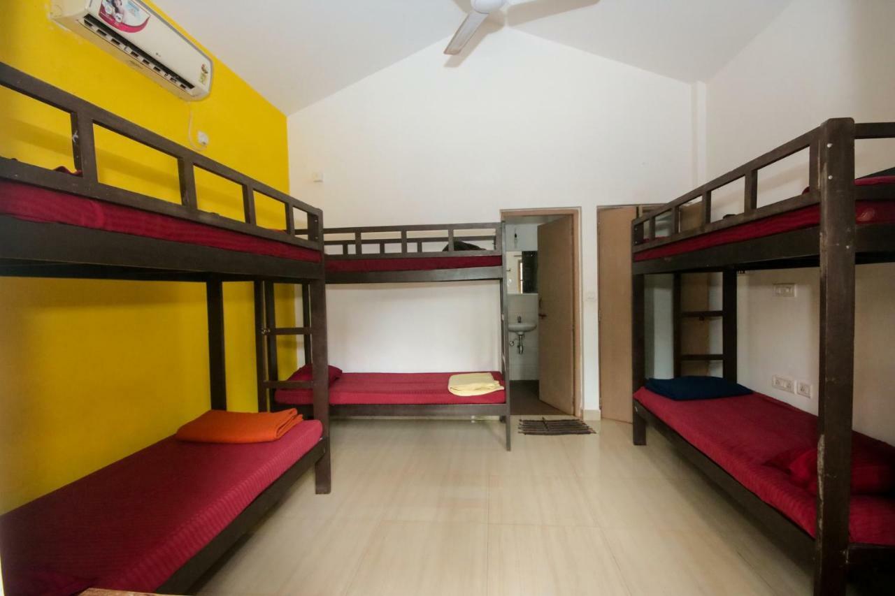 Red Door Hostel Анджуна Екстериор снимка